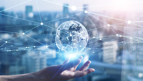 Optimierung von Aufzügen mit LiftPLAN360: Eine Person hält eine digitale Weltkugel in der Hand.