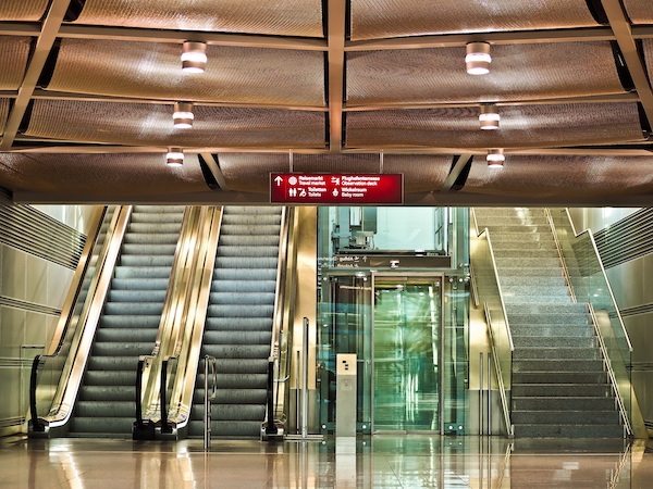 LiftPLAN360: Neben einem Aufzug befinden sich zwei Rolltreppen.