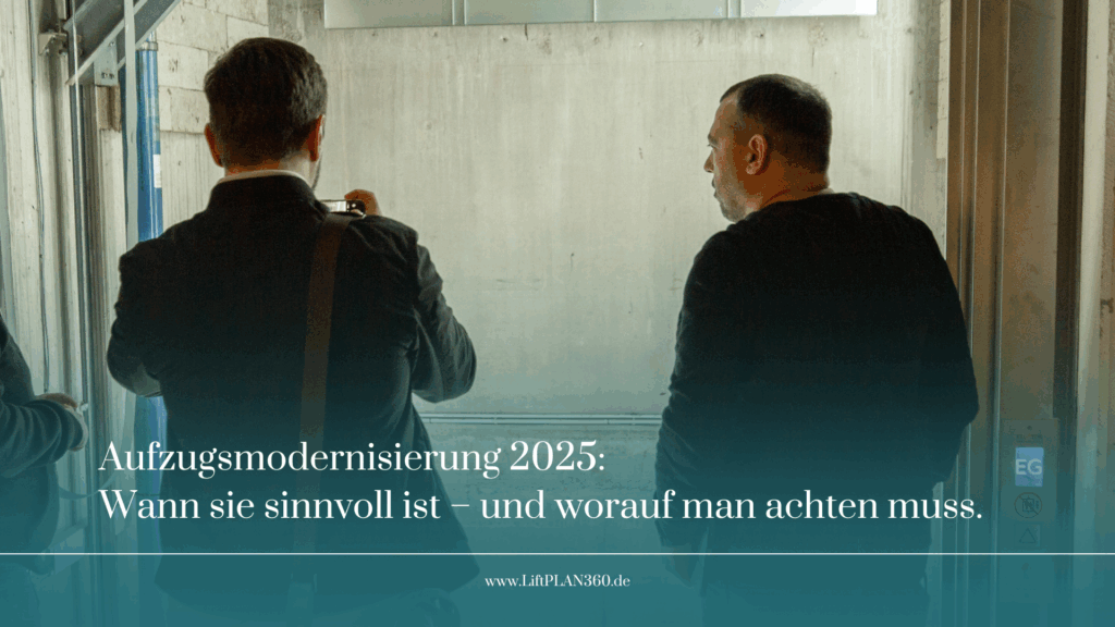 Zwei Menschen schauen nach einer Aufzugsmodernisierung in den offenen Schacht.