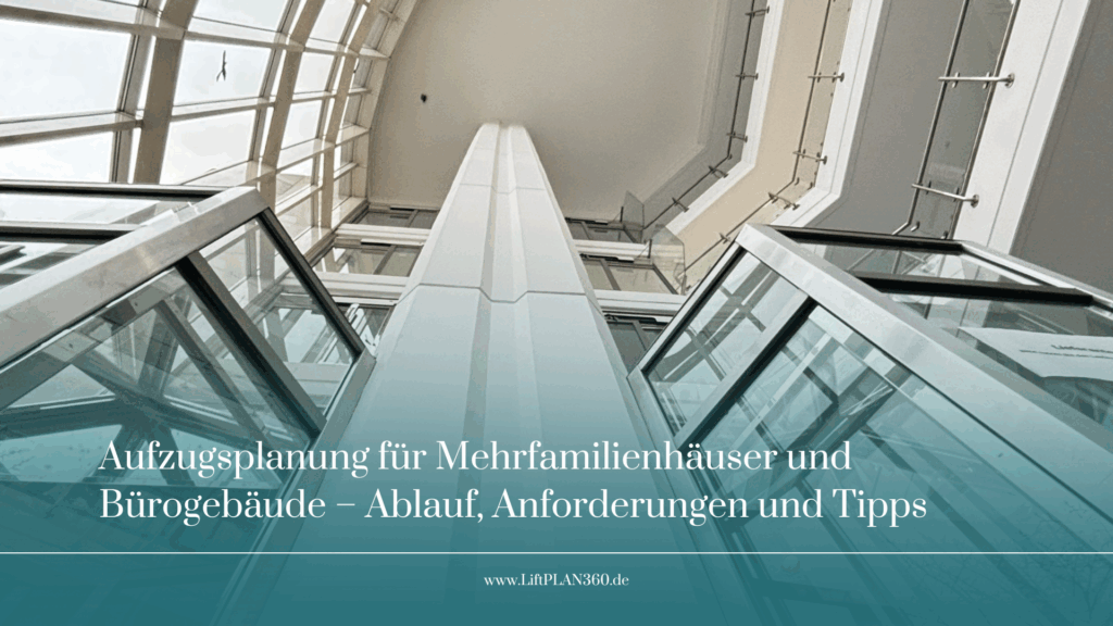 Moderne Aufzugsplanung: Zwei moderne Glasaufzüge in einem Empfangsbereich eines Gebäudes.