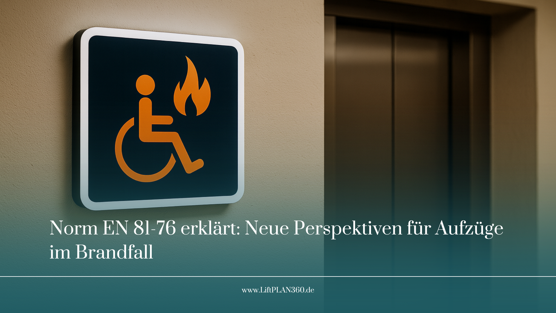 Norm EN 81-76: Neben einem Aufzug ist ein Schild mit einem Rollstuhl und einem Feuer angebracht.