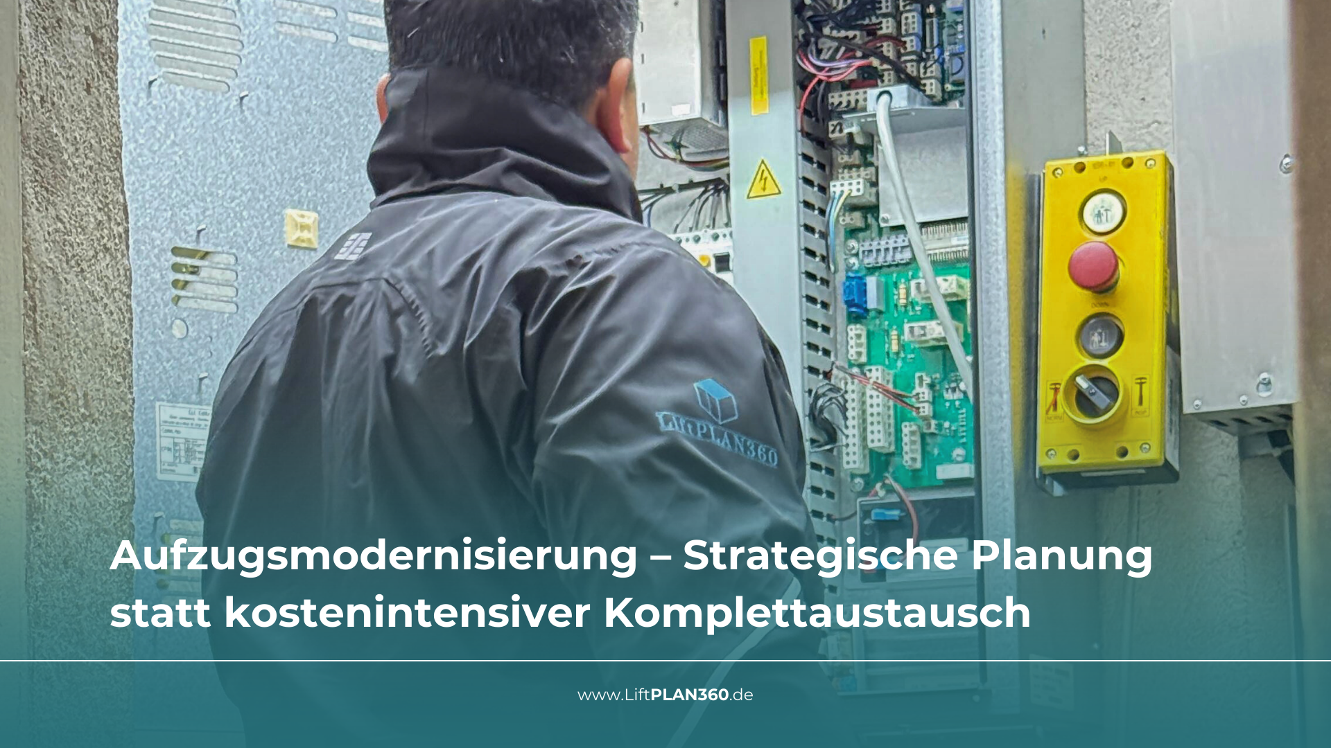 Aufzugsmodernisierung: Ein Blick auf die alte Steuerung.