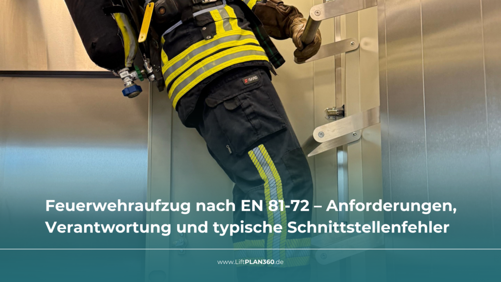 Feuerwehraufzug EN-81-72: Eine Feuerwehrmann klettert in einem Aufzug durch die Öffnung in der Decke.